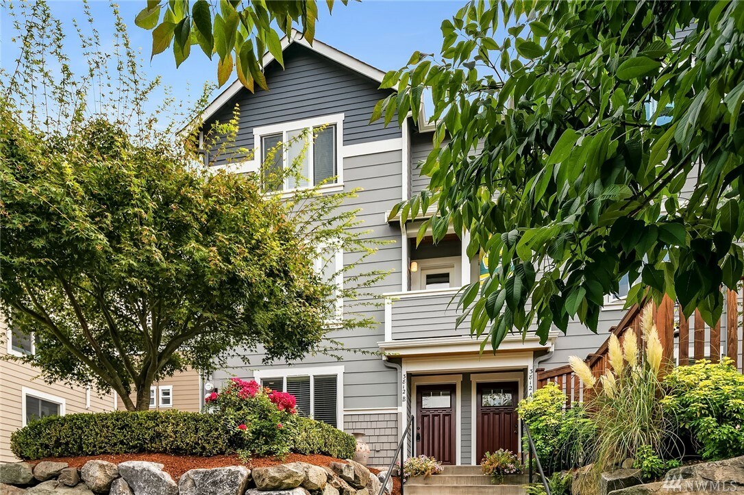 Property Photo:  3812 Interlake Ave N B  WA 98103 