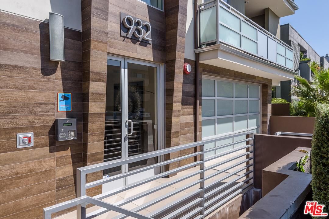 Property Photo: 932 N Alfred St 301 CA 90069