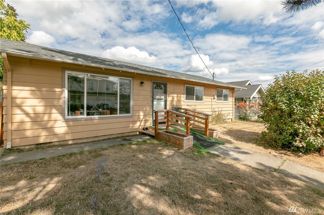 Property Photo:  4806 S Thistle St  WA 98118 