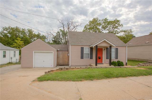 Property Photo: 3413 S Sterling Avenue MO 64052