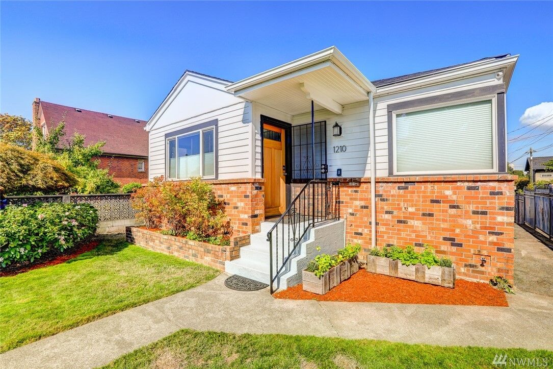 Property Photo:  1210 S McClellan St  WA 98144 