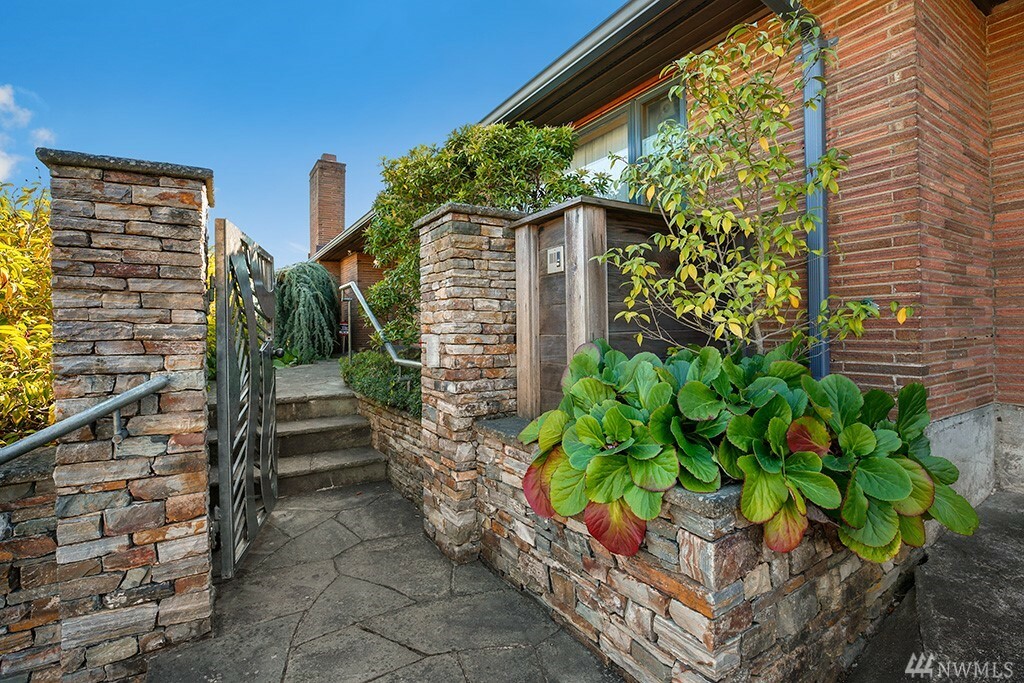 Property Photo:  1005 W Bertona St  WA 98119 