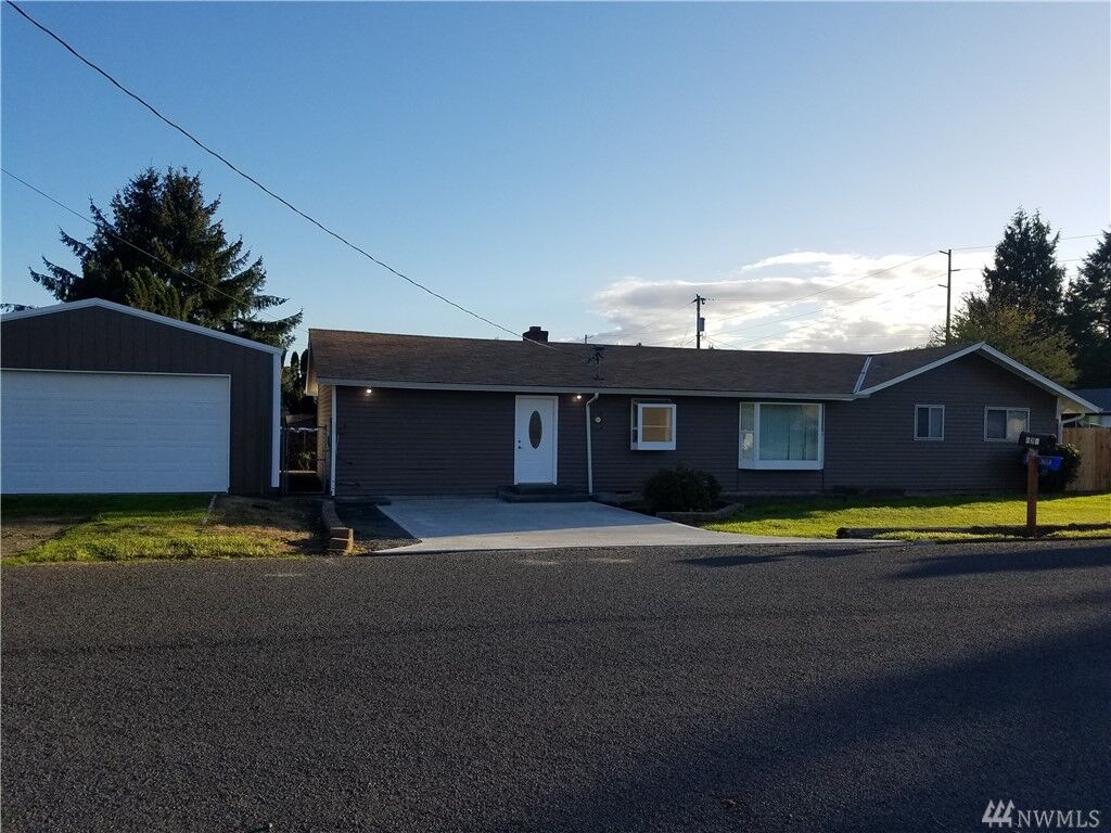 Property Photo:  231 Lexington Ave  WA 98626 