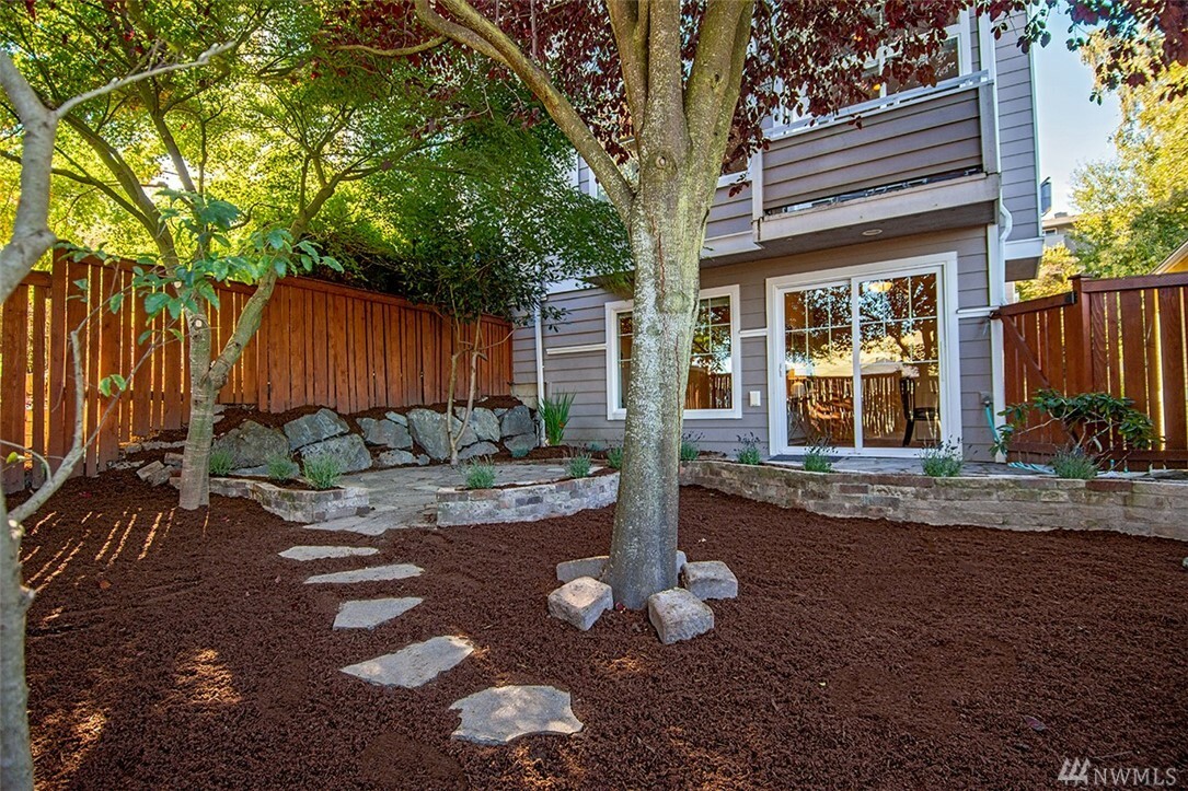 Property Photo:  2302 W Bertona St  WA 98199 