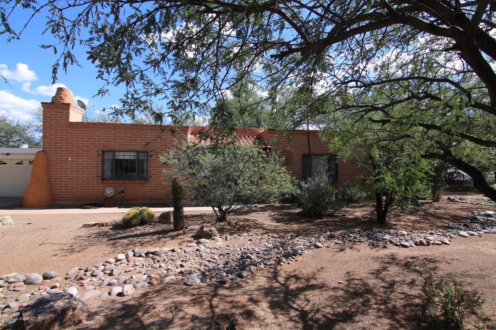 Property Photo:  300 E El Viento  AZ 85614 