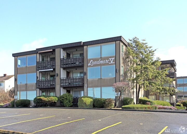 Property Photo:  811 S 227th Place  WA 98198 
