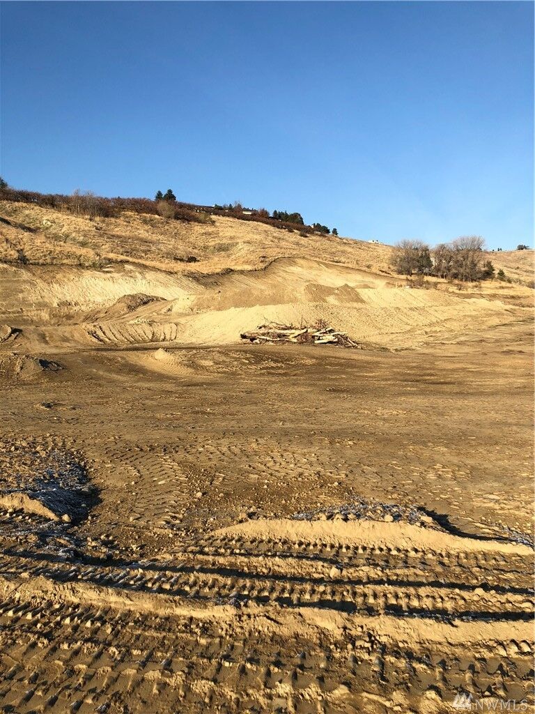 Property Photo:  990 Spring Mountain Dr  WA 98801 