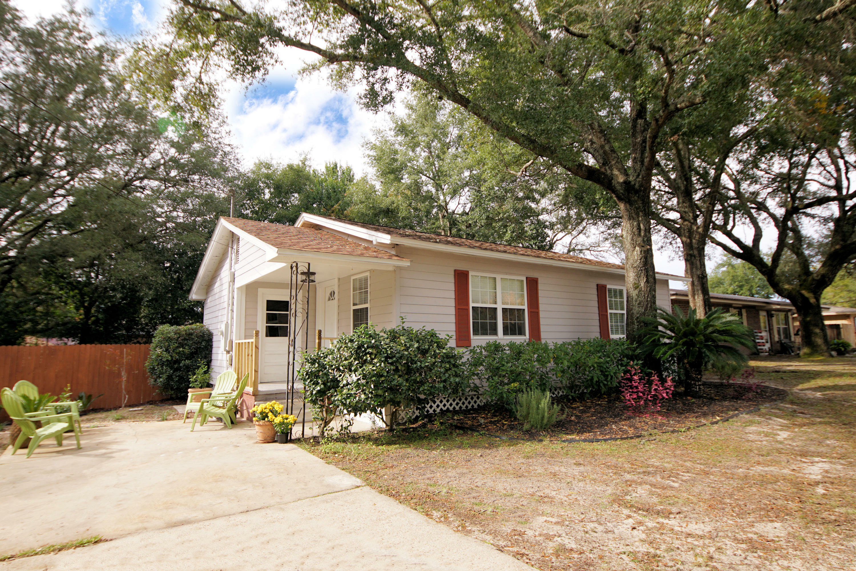 Property Photo:  418 N Cedar Avenue  FL 32578 