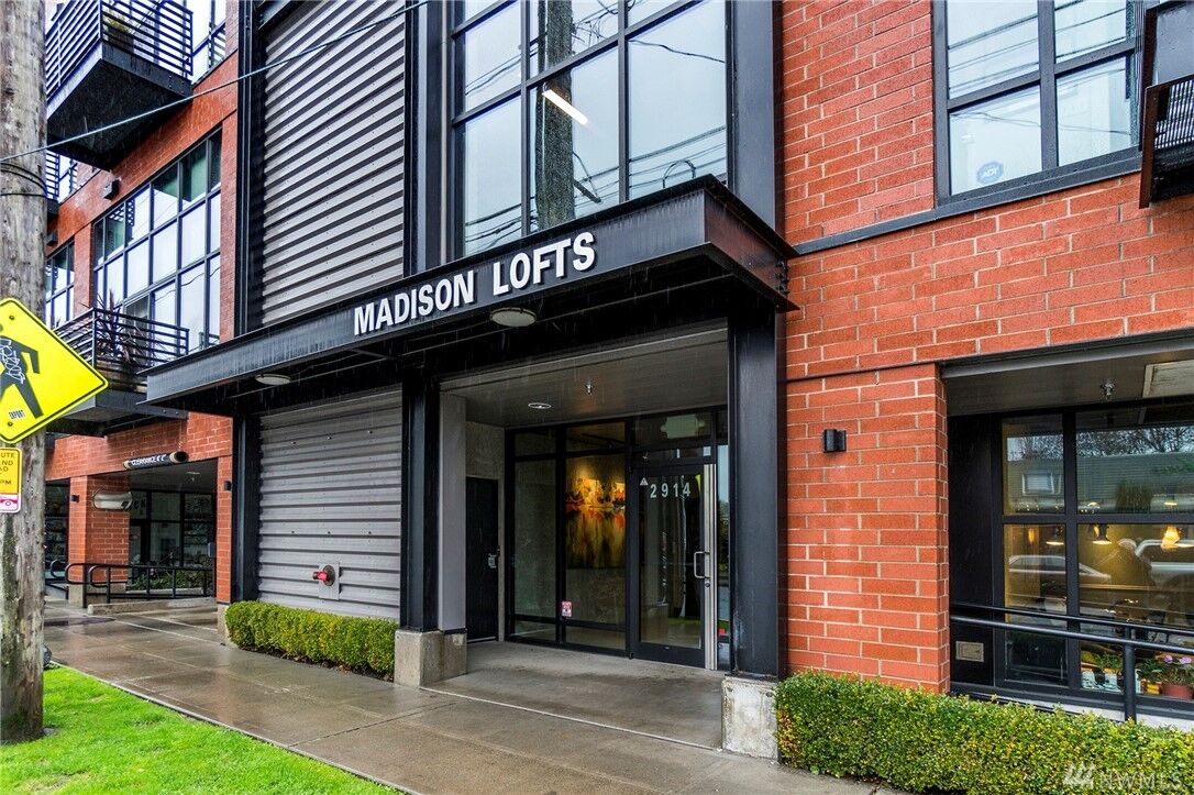 Property Photo:  2914 E Madison Street 201  WA 98112 