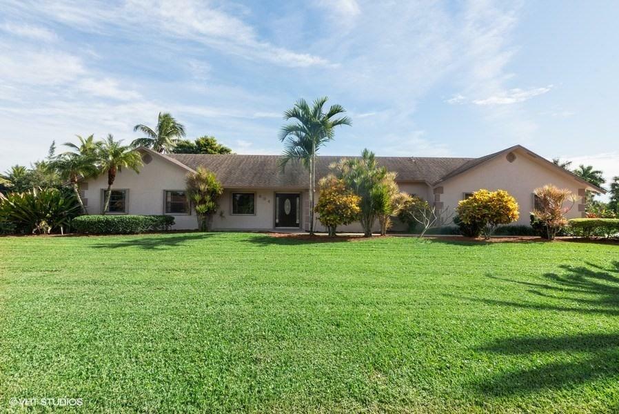 Property Photo: 804 Whippoorwill Row FL 33411