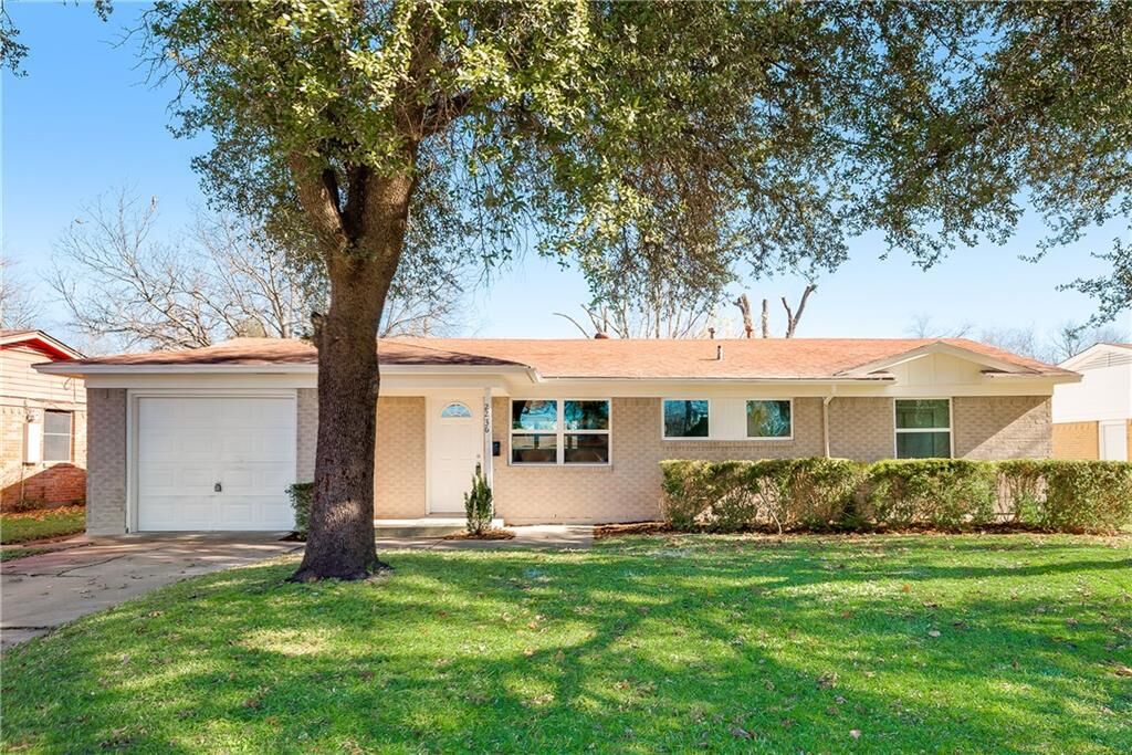 Property Photo: 2236 Clover Ridge Drive TX 75216