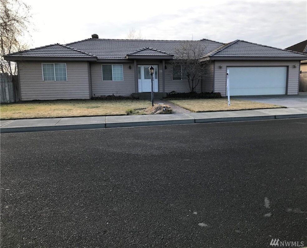 Property Photo: 802 J St SW WA 98848