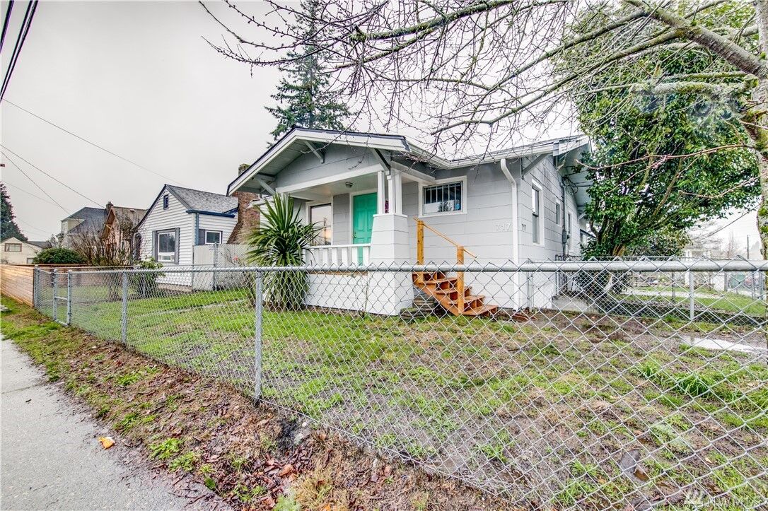 Property Photo:  717  Naval Avenue  WA 98312 