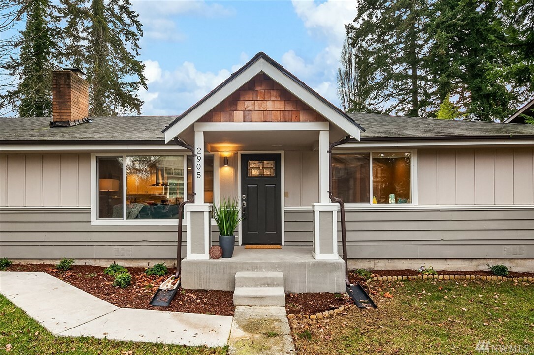 Property Photo:  2905 NE 21st St  WA 98056 