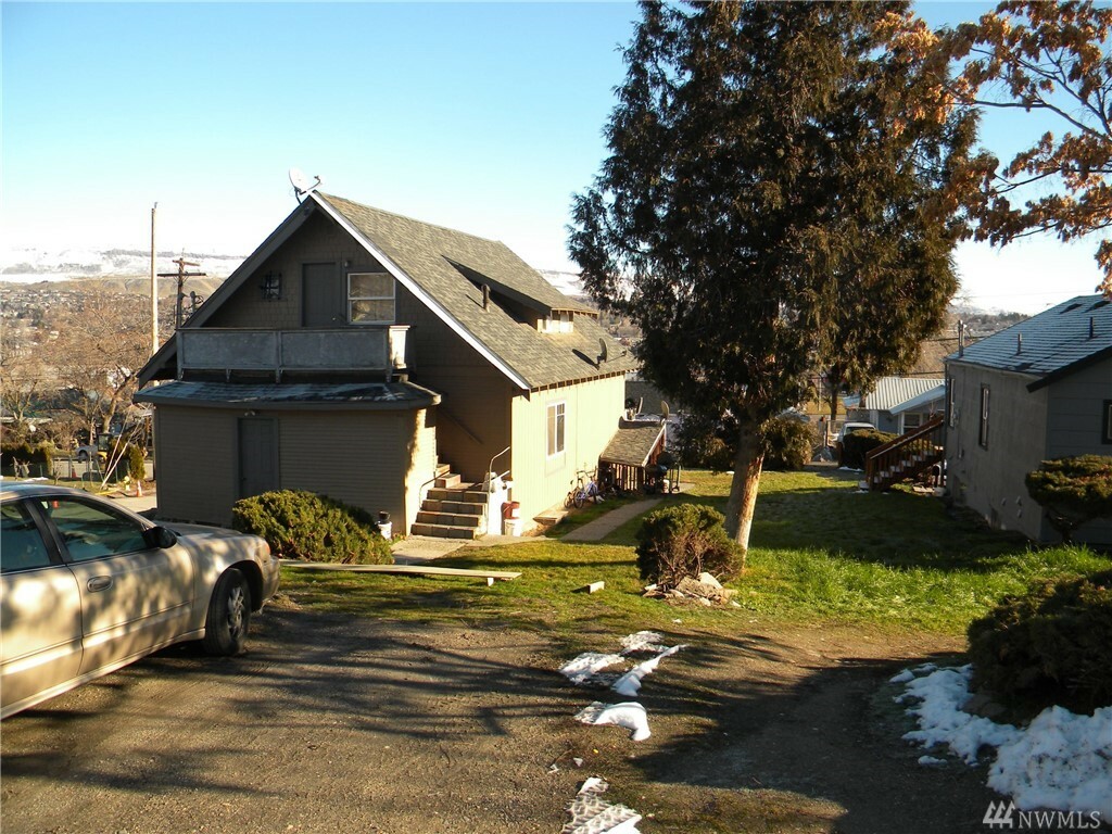 Property Photo: 1002 Monitor WA 98801