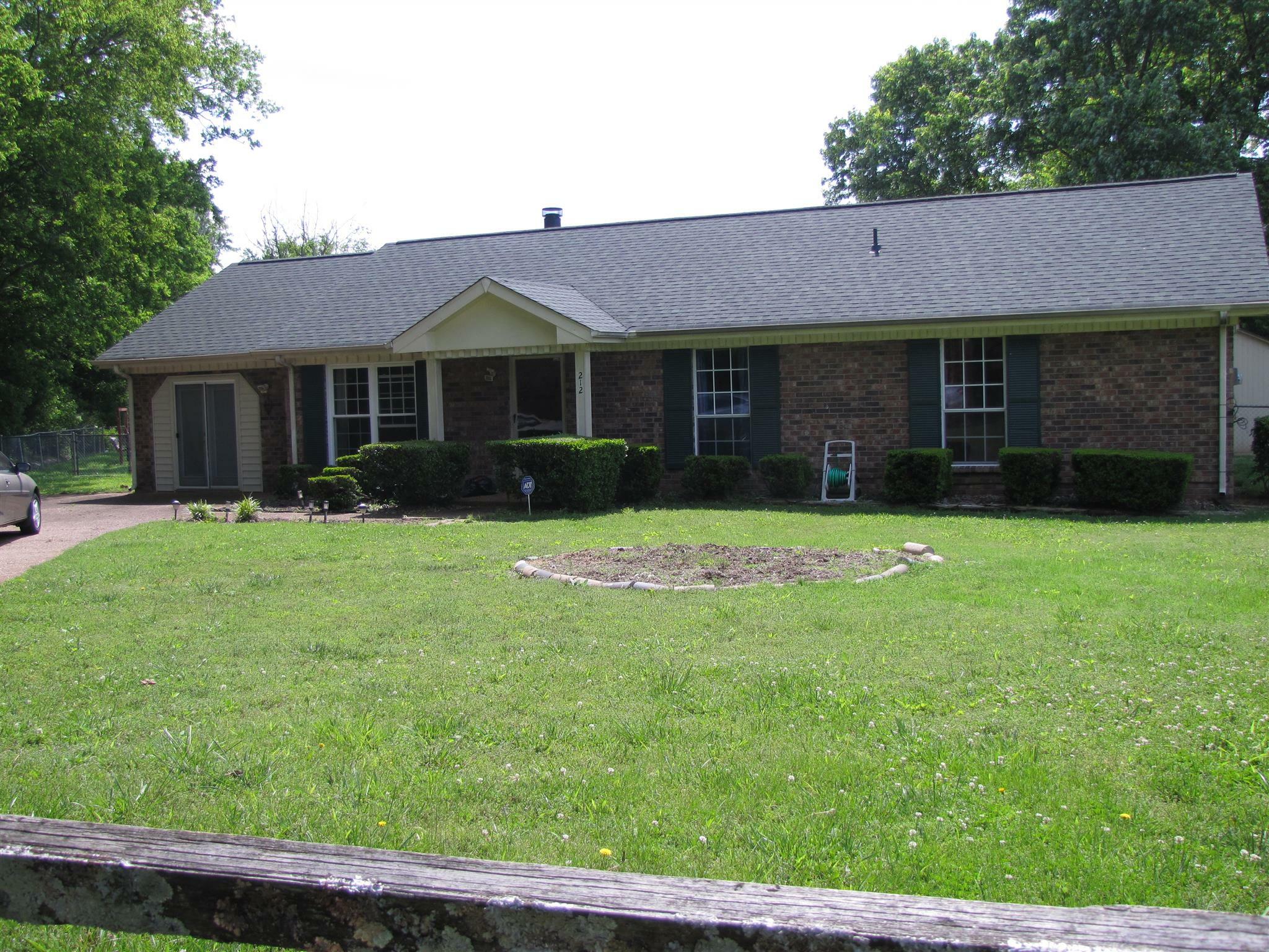 Property Photo: 212 Pembrook Ln TN 37167