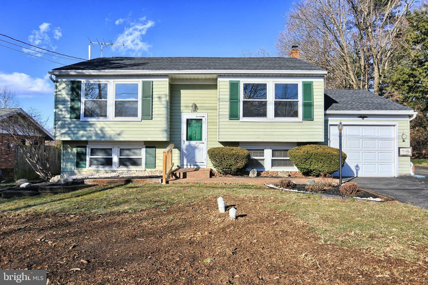 Property Photo:  906 W Fairway Drive  PA 17603 