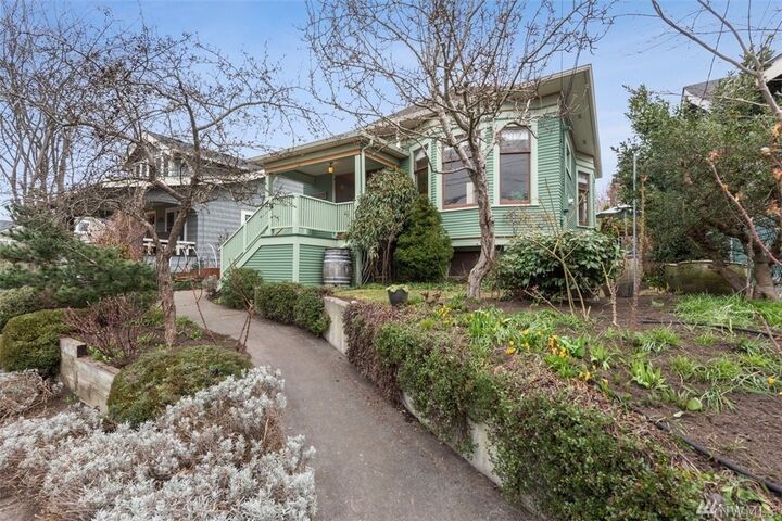 Property Photo:  2602 9th Ave W  WA 98119 