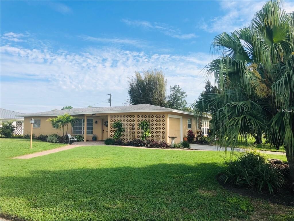 Property Photo: 1301 Laurel Avenue FL 34285