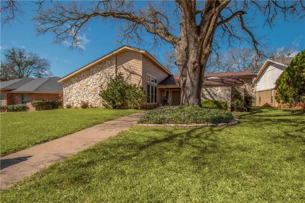 Property Photo:  2320 Country Green Lane  TX 76011 