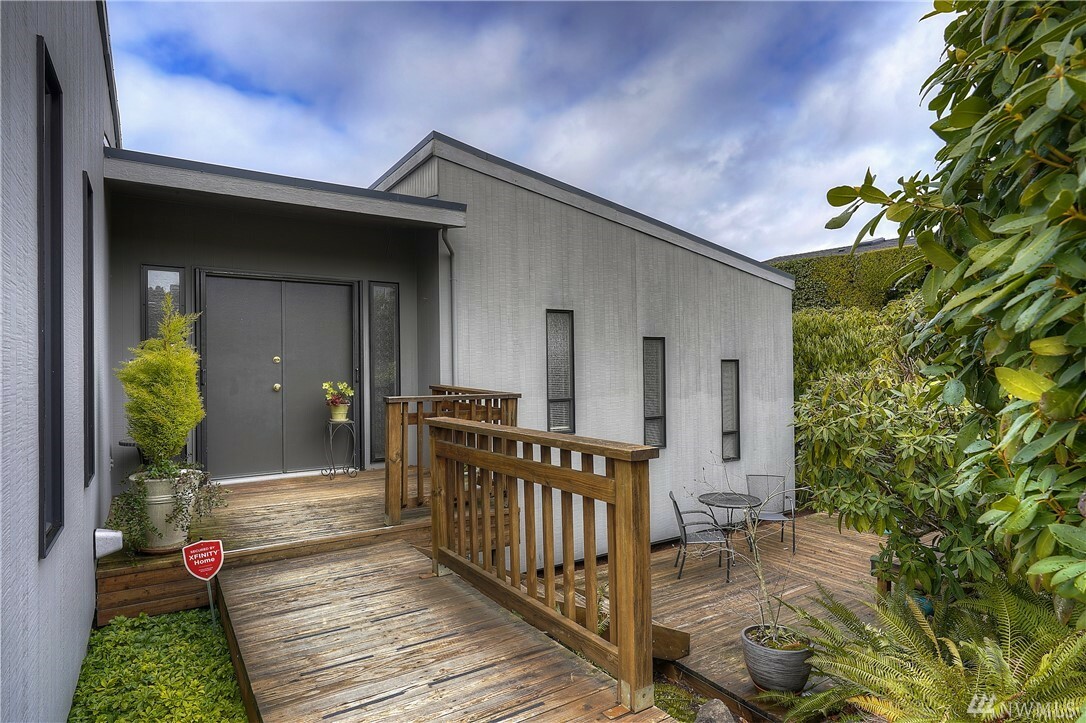 Property Photo:  2424 Bridgeview Dr  WA 98406 