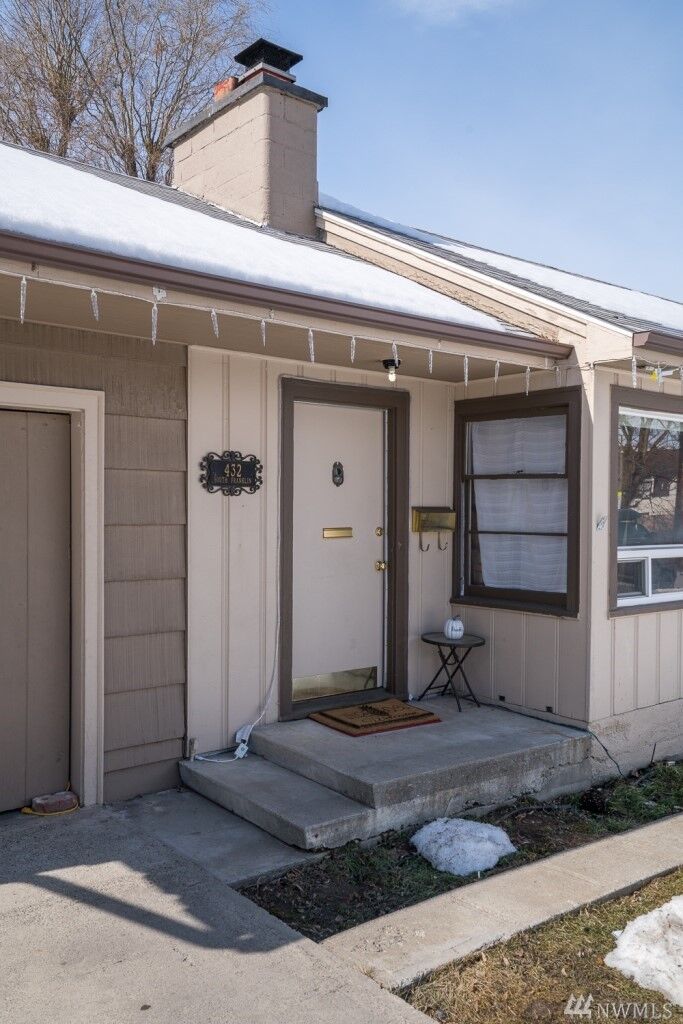 Property Photo:  432 S Franklin Ave  WA 98801 