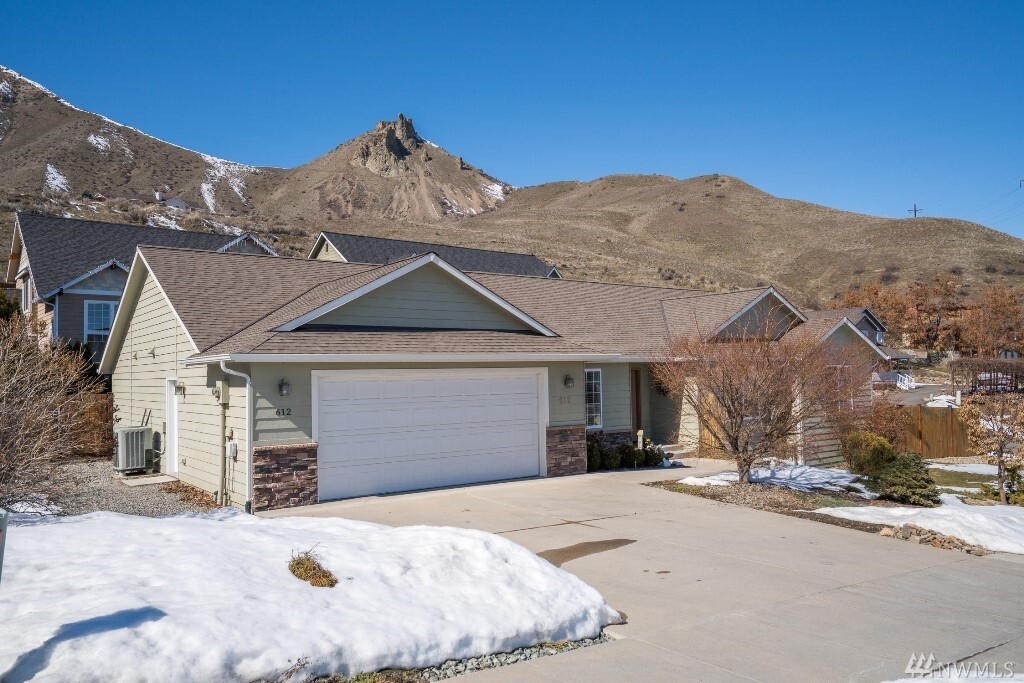 Property Photo: 612 Grandview Lp WA 98801