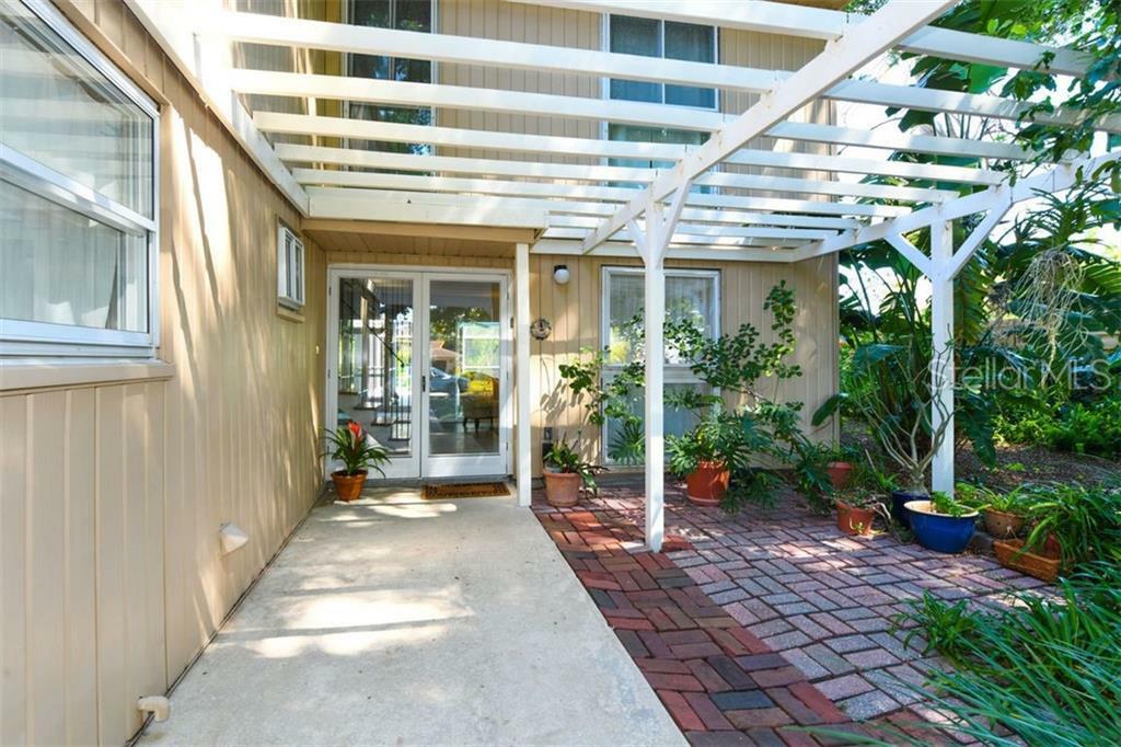 Property Photo:  7727 Westmoreland Drive  FL 34243 