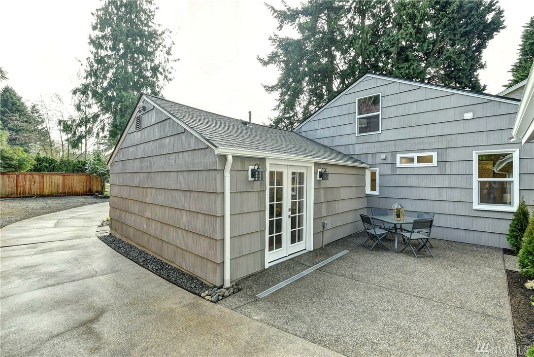 Property Photo: 3700 NE 74th Place WA 98115