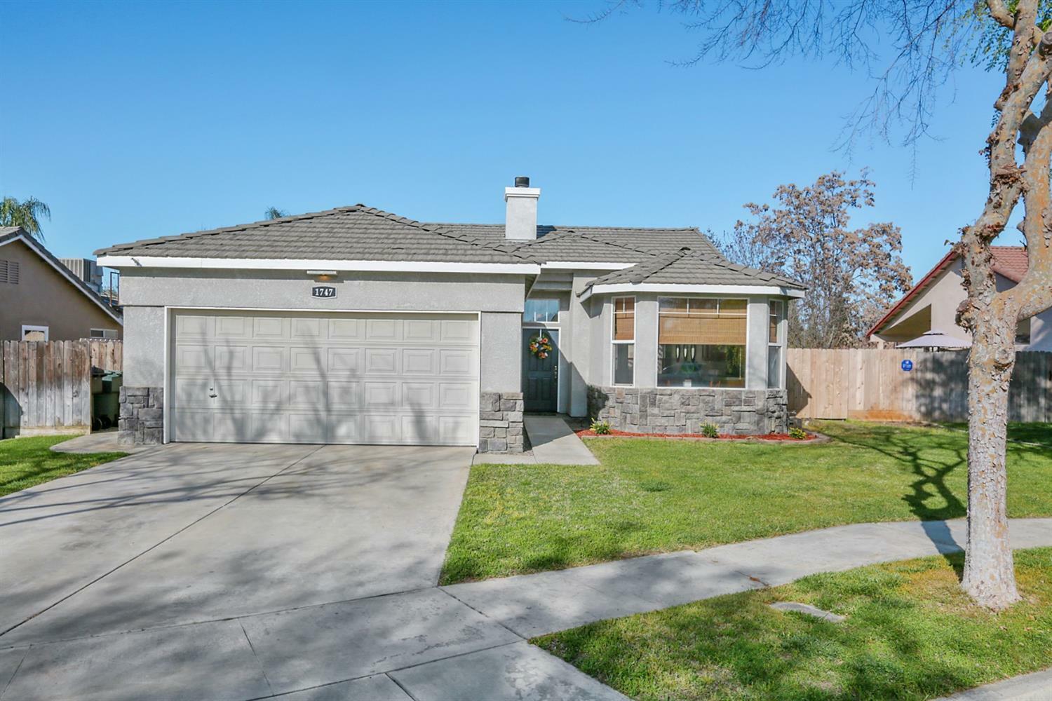 Property Photo:  1747 N Rio Vista Court  CA 93292 