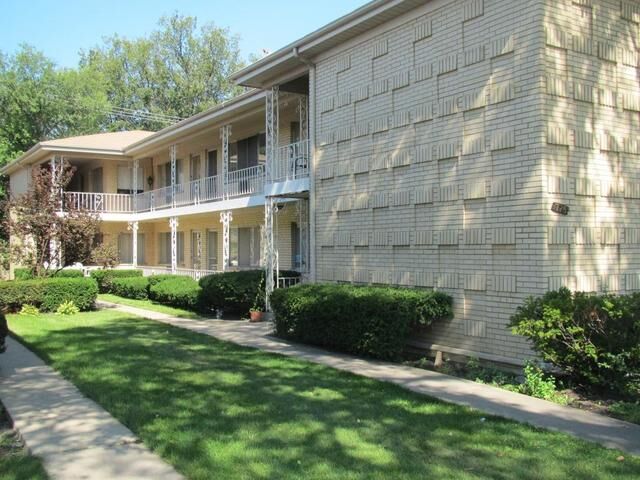 Property Photo:  725 Busse Highway 1  IL 60068