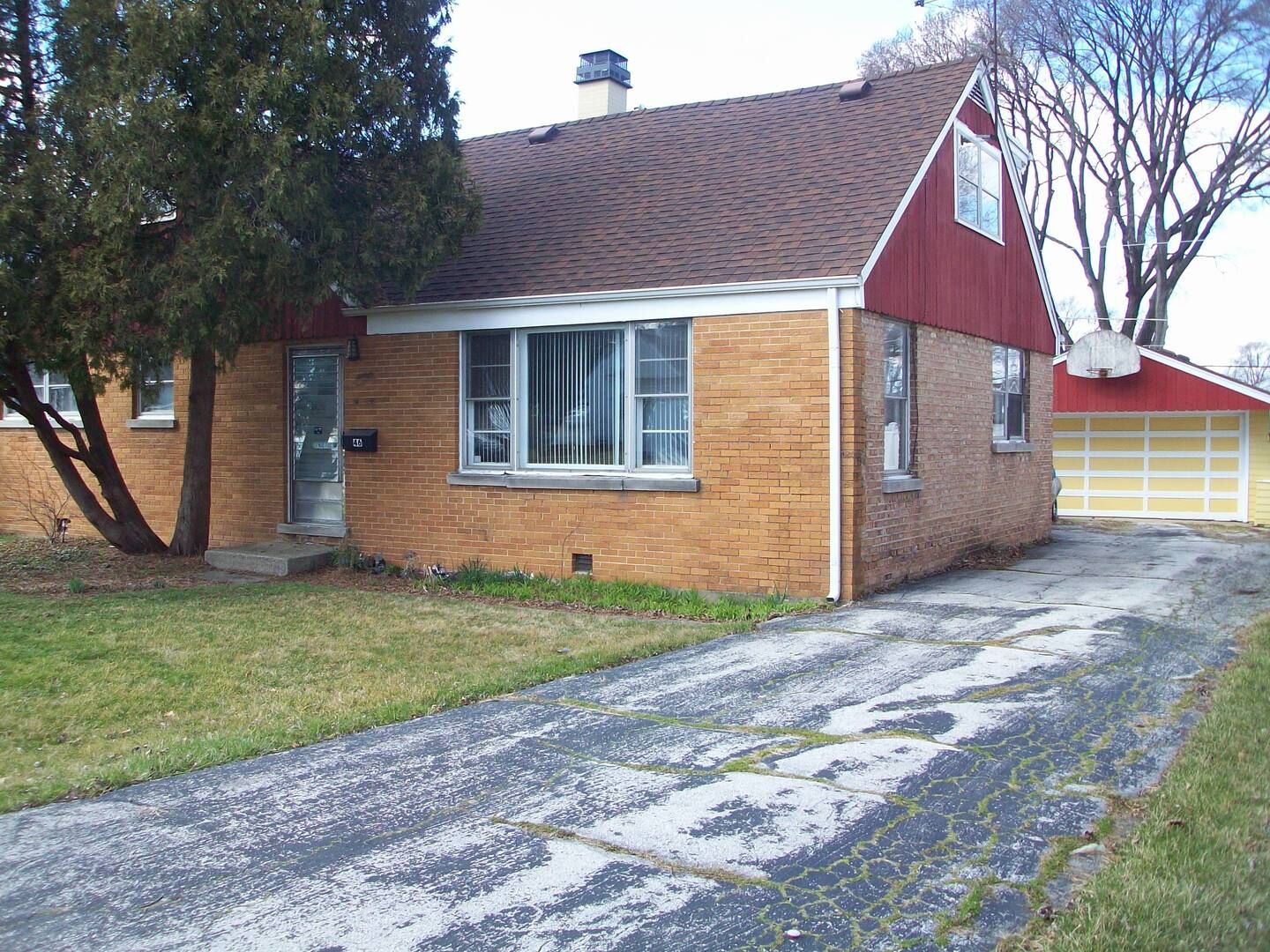 Property Photo:  46 West Drive  IL 60164 