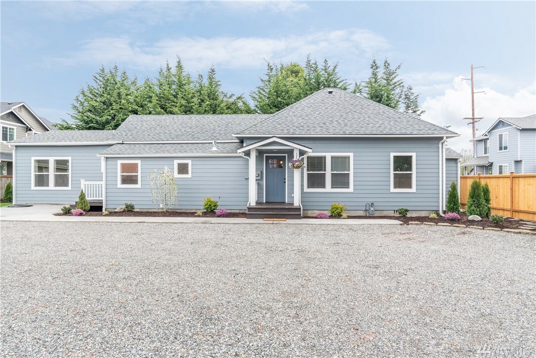 Property Photo:  448 Klinger St  WA 98284 