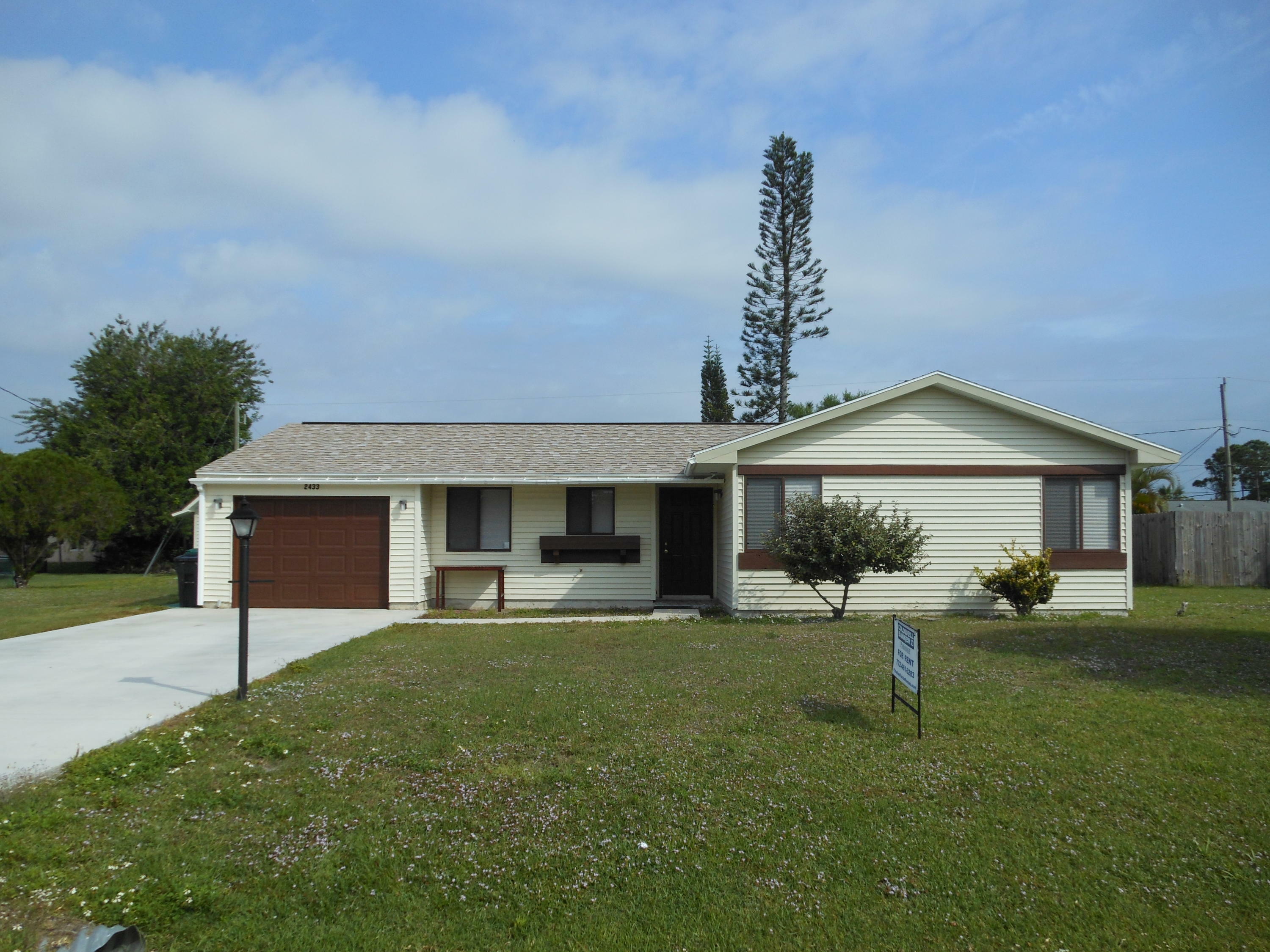 Property Photo:  2433 SE Calusa Avenue  FL 34952 