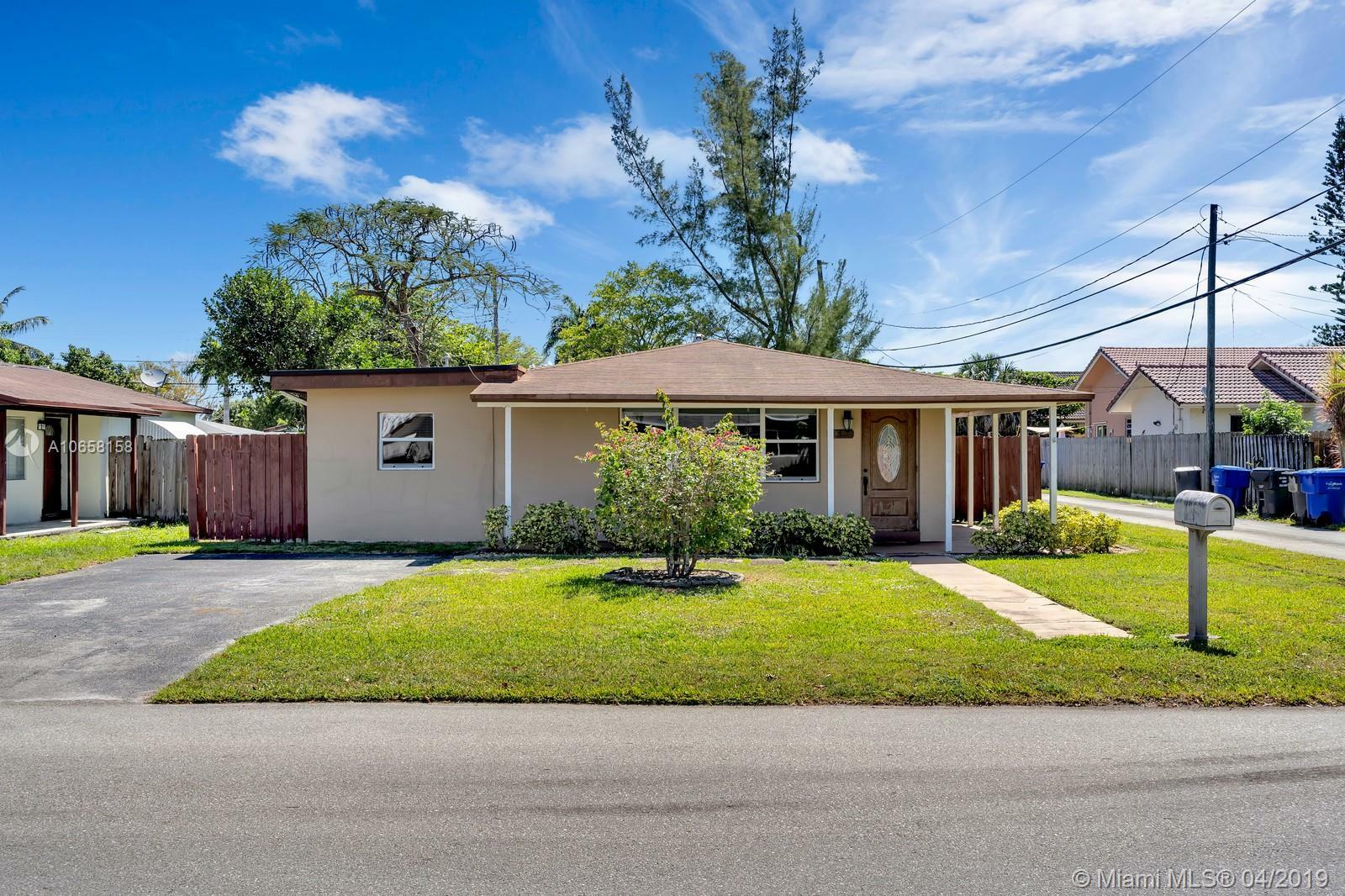 Property Photo:  913 N 32nd Ave  FL 33021 