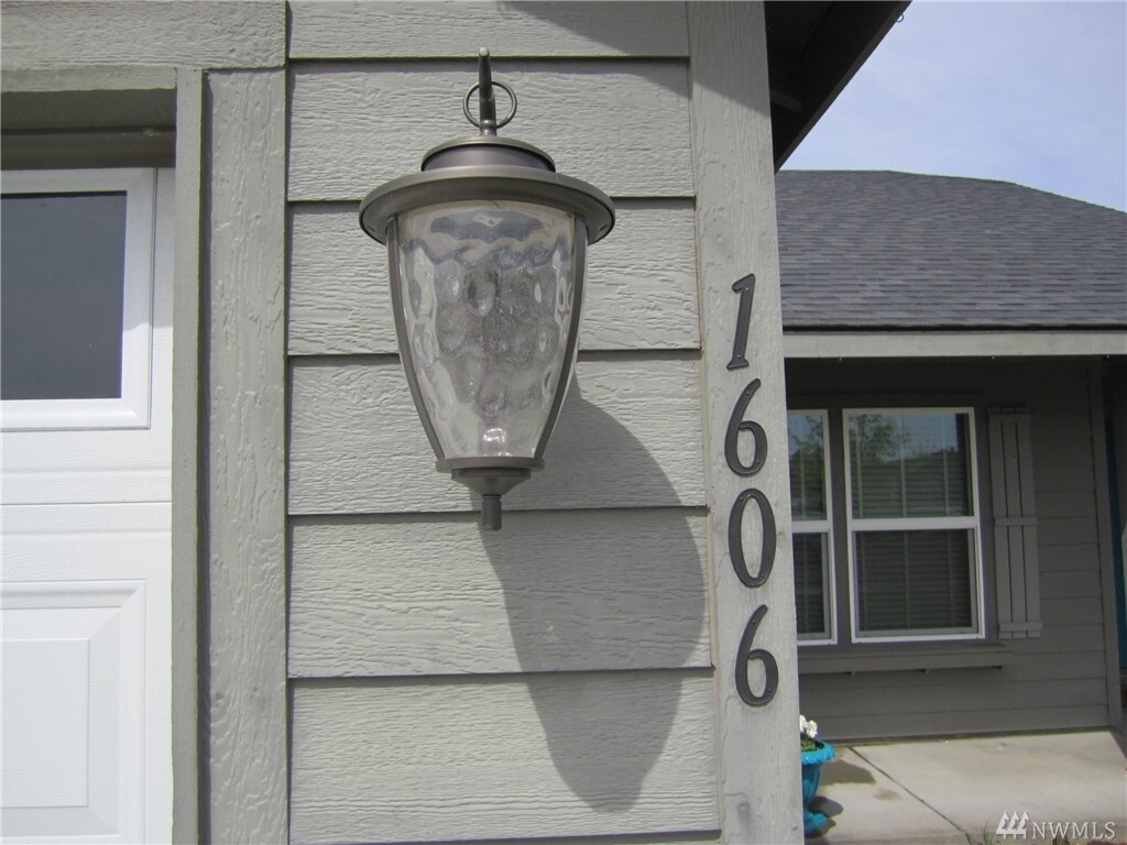 Property Photo: 1606 E Filmore WA 98837