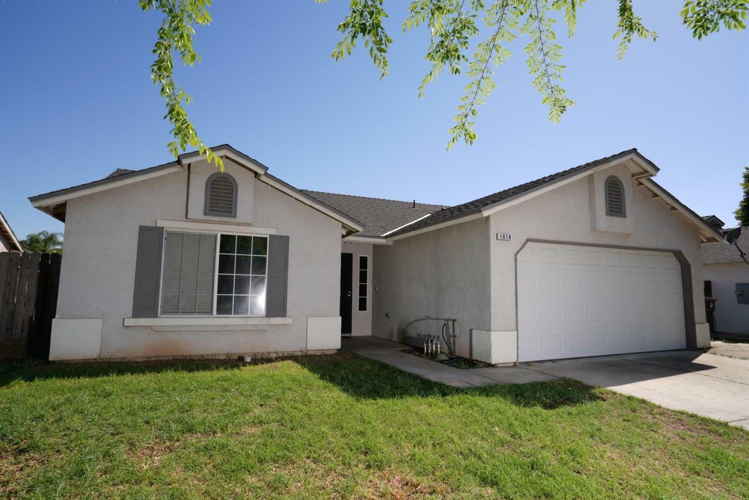 Property Photo:  1619 E Red Beaut Circle  CA 93654 