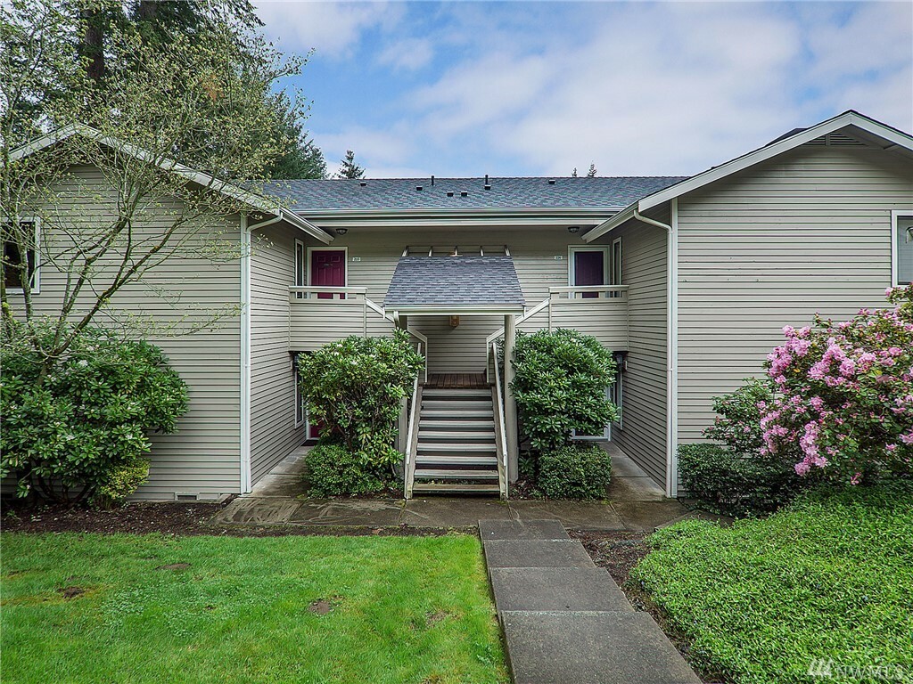 Property Photo: 9009 Avondale Rd NE M226 WA 98052