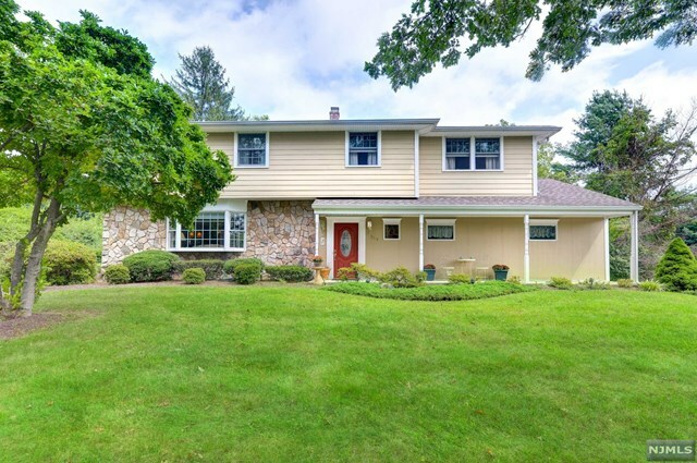 Property Photo:  354 Steinhauser Lane  NJ 07481 