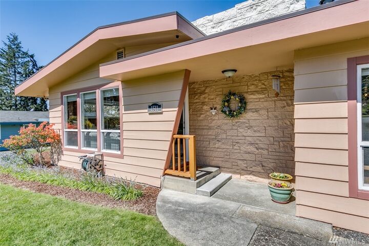 Property Photo: 1511 W Eleventh St WA 98363