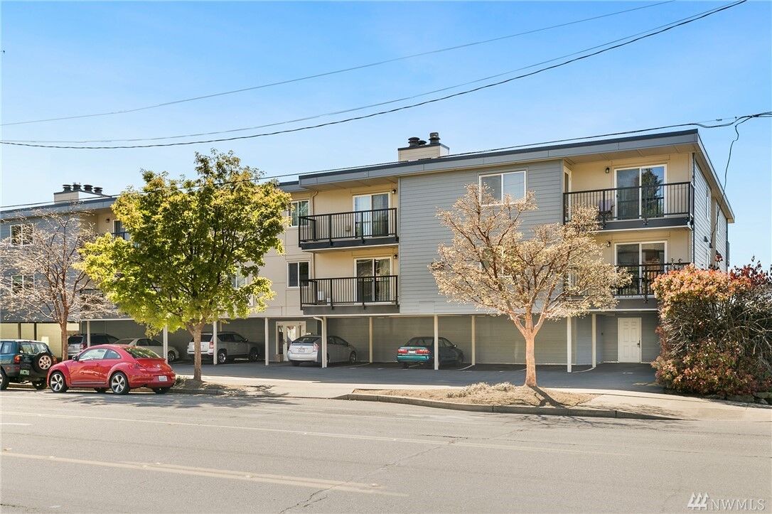 Property Photo: 9255 Greenwood Avenue N 28 WA 98103