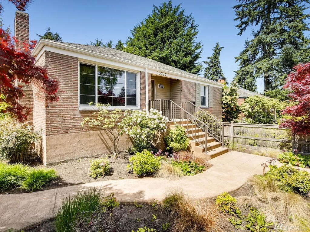 Property Photo:  13727 1st Ave NE  WA 98125 