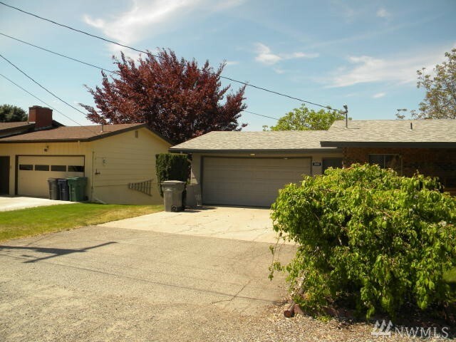 Property Photo: 202 S Iowa Ave WA 98802
