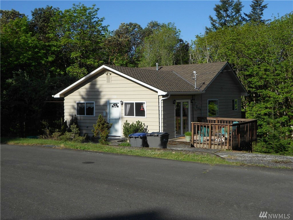 Property Photo:  908 West Ave  WA 98366 