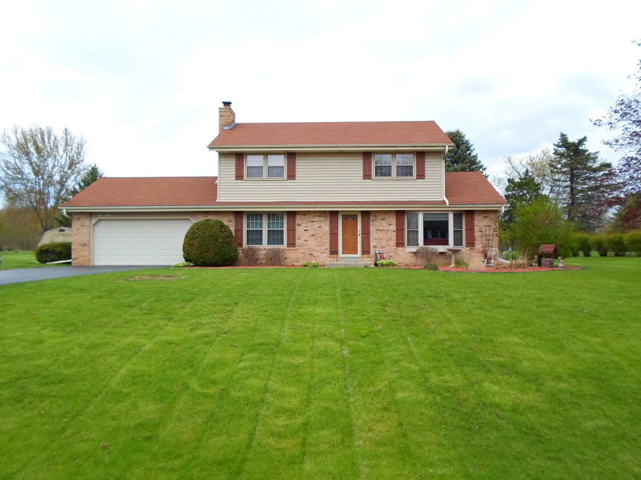 Property Photo:  S67w32622 Ashton Way E  WI 53149 