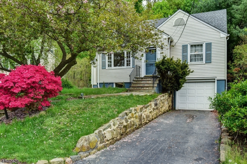 Property Photo:  15 Sherwood Pl  NJ 07052 