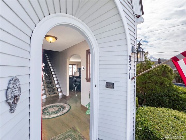 Property Photo: 931 Rucker Ave WA 98201