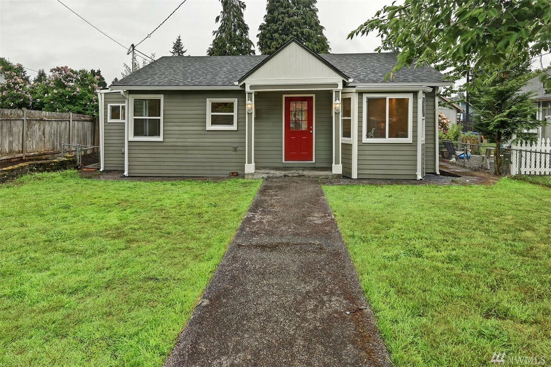 Property Photo:  2110 Monroe Ave  WA 98203 