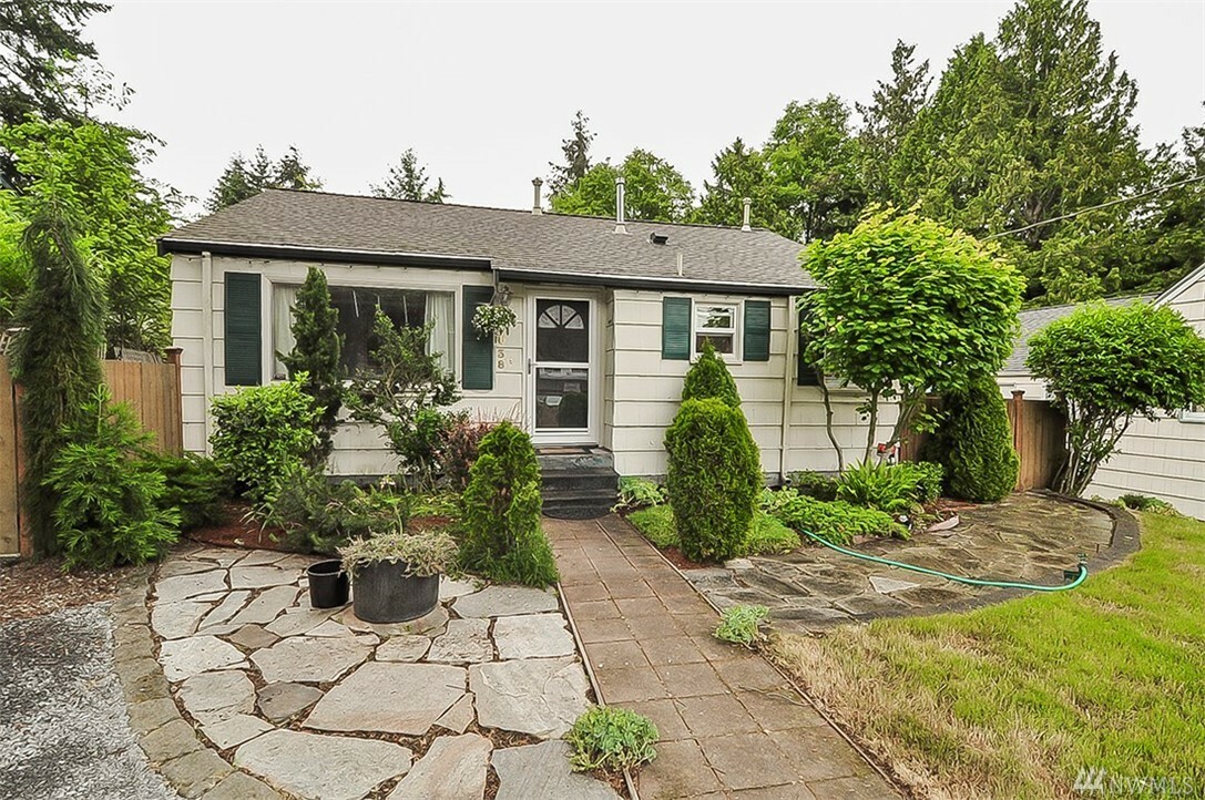 Property Photo:  1038 NE 117th St  WA 98125 