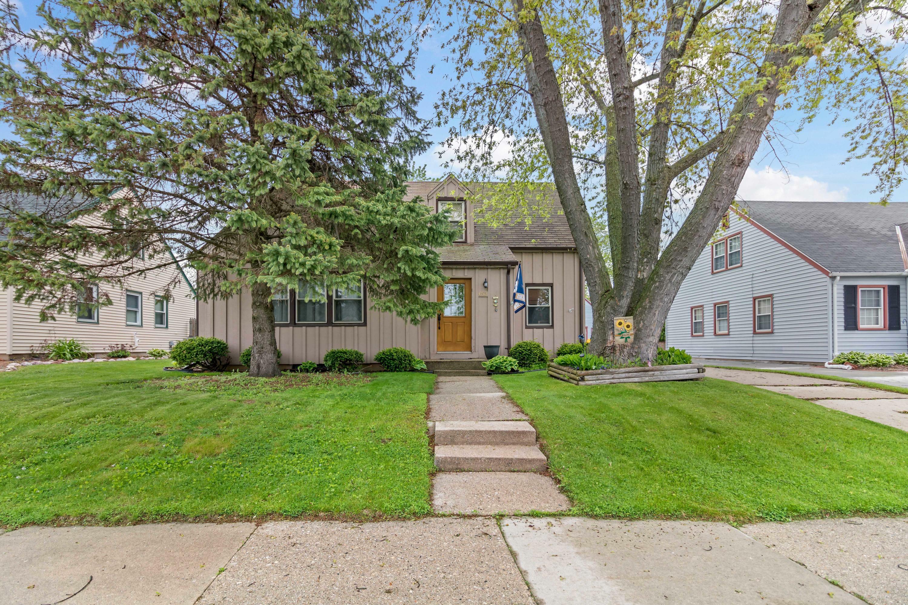 Property Photo:  653 Wolcott St  WI 53090 